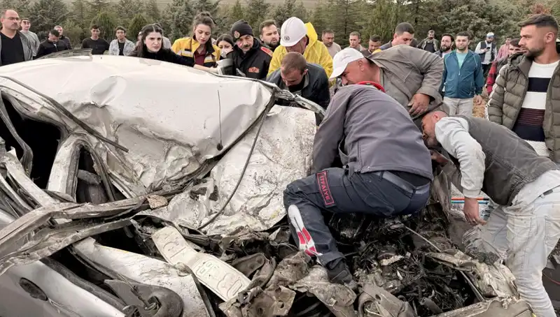 TIR ile Yük Kamyonu Çarpıştı: Kağıt Gibi Ezilen Araç Kazası Nasıl Oldu?
