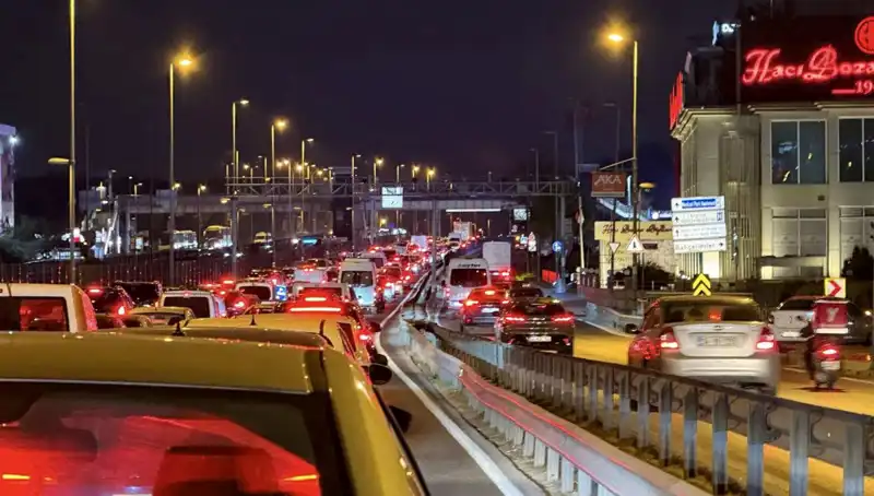 Yenibosna Metrobüs Yaya Üst Geçidinde Önemli Çalışmalar Başladı