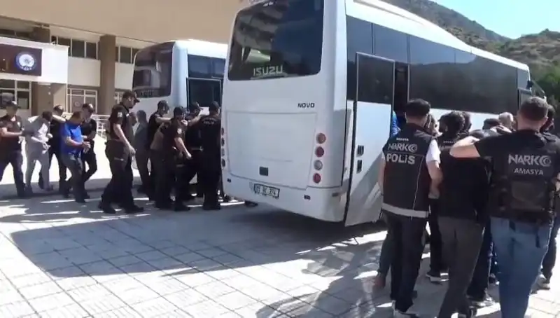 Amasya’da Uyuşturucu Operasyonu: 13 Kişi Pısmakta Gözaltına Alındı!