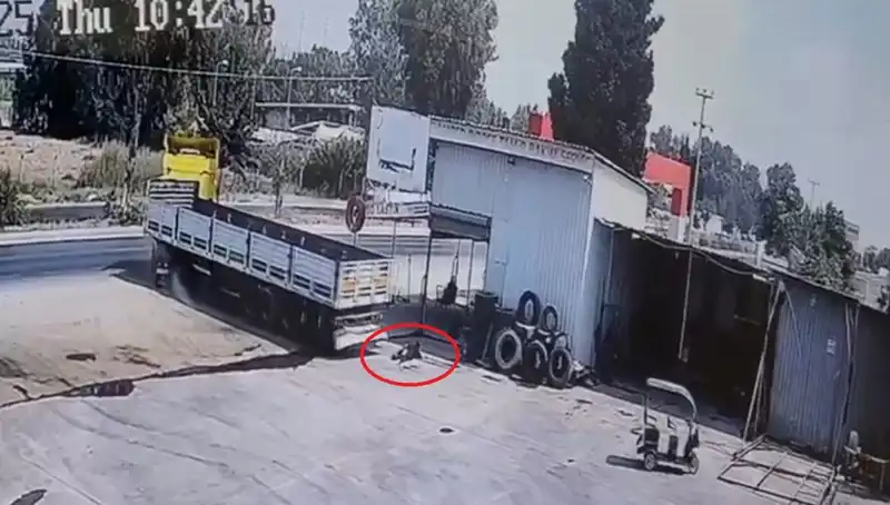 Tamirhanede Korkunç Kaza: 16 Yaşındaki Çocuk İşçiye TIR Feci Bir Şekilde Çarptı