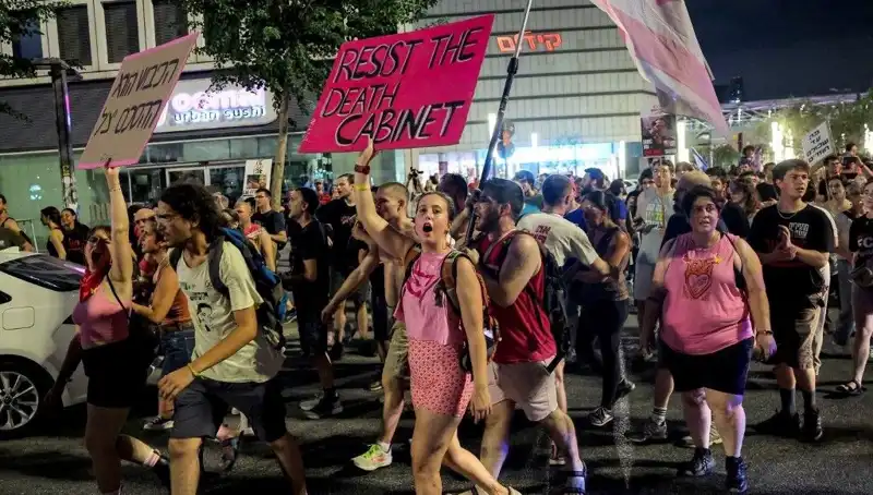 Tel Aviv'de On Binler, Netanyahu'ya Karşı Birlikte Yürüdü: Protestonun Arkasında Ne Var?