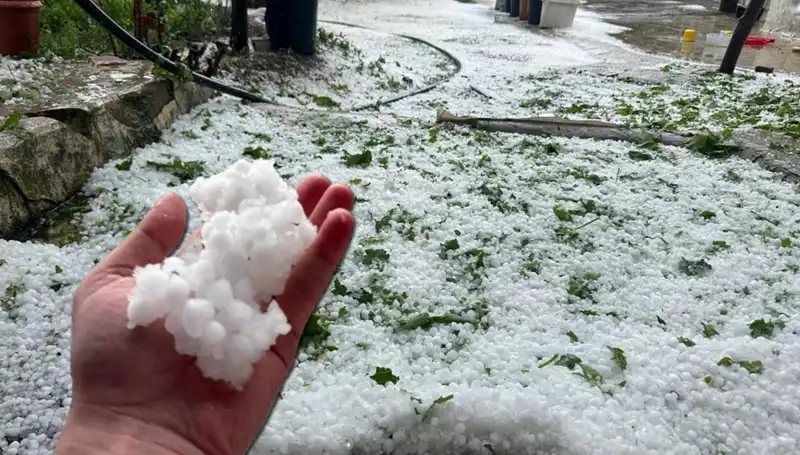 Haziran Ayında Dolu Yağışı: Şehir Beyaza Büründü, Sonbahar Gibi!