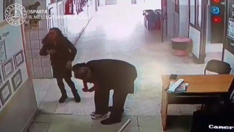 Öğretmen Hem Korkuttu Hem de Kurtardı: Heimlich Manevrası ile Hayat Kurtarma Anı