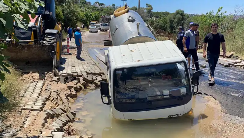 Bodrum'da Su Hattı Patladı: Tanker Çukurda Yok Olmanın Eşiğinde