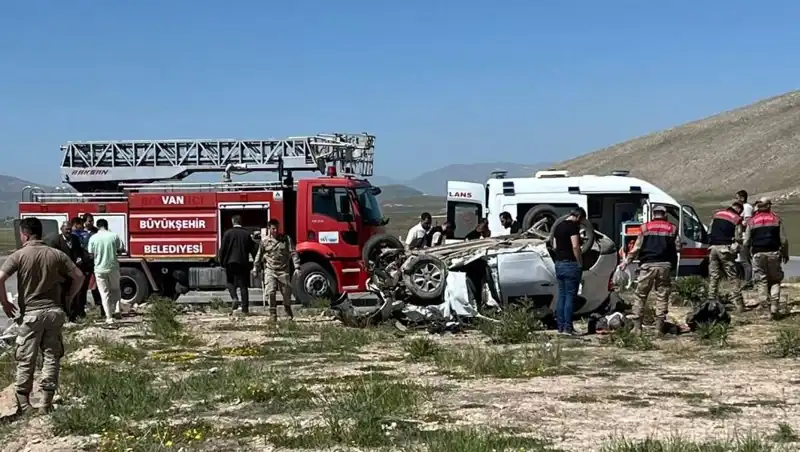 Van'da Kan Donduran Kaza: 4 Can Yitti, 2 Kişi Yaralandı