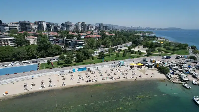 İstanbul'un Sıcak Yazı: Caddebostan Sahili Eğlence Dolu Kalabalıklara Ev Sahipliği Yapıyor