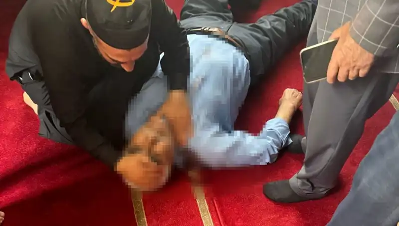 Camide Namaz Kılarken Bir Adamın Bıçaklanma Olayı Şok Etti