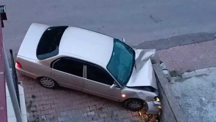Kontrolü Kaybeden Araç Duvara Çarparak Feci Bir Kaza Geçirdi