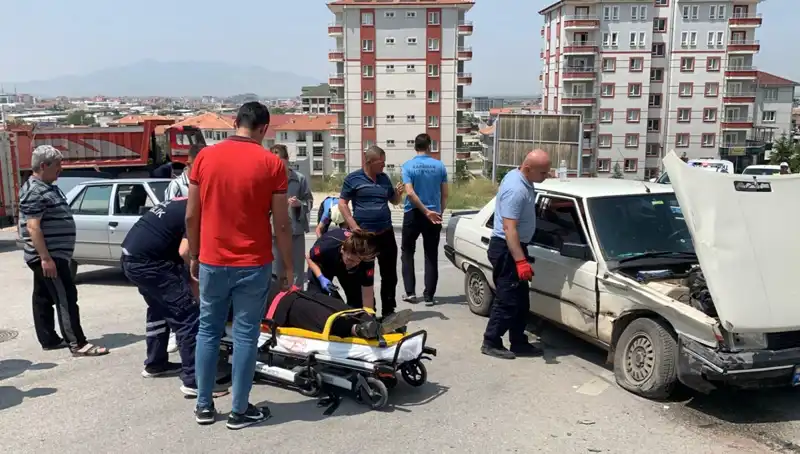 Kavşakta Meydana Gelen Kaza: İki Kişi Yaralandı, Olay Yerinde Panik