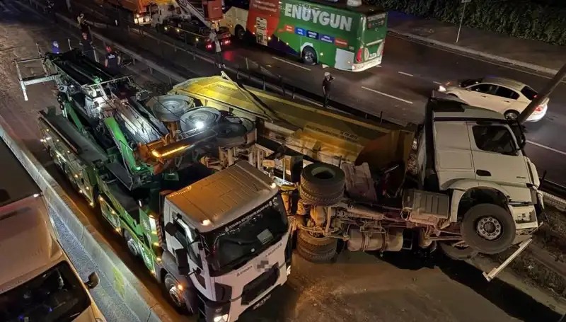 Moloz Yüklü Hafriyat Kamyonu Devrildi: Olayın Nedenleri ve Sonuçları