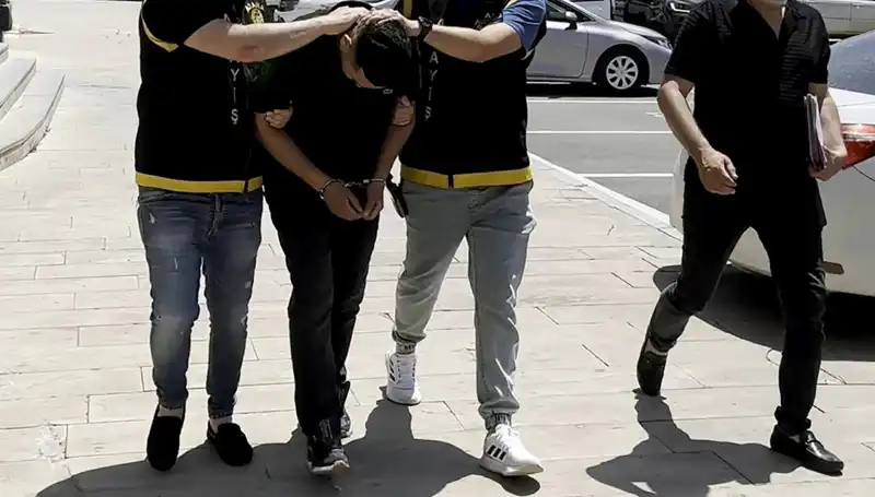 Mezarlıkta Hırsızlık Yapan Şahıs, Suçüstü Yakalanarak Gözaltına Alındı