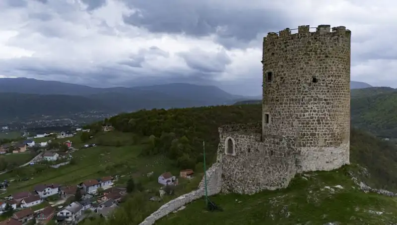 Sokolac Kalesi: Bosna Hersek’in Tarihini Yaşatan Güçlü Yapı