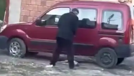 Sokak Ortasında Köpeğe Yapılan Şiddet Gözleri Doldurdu
