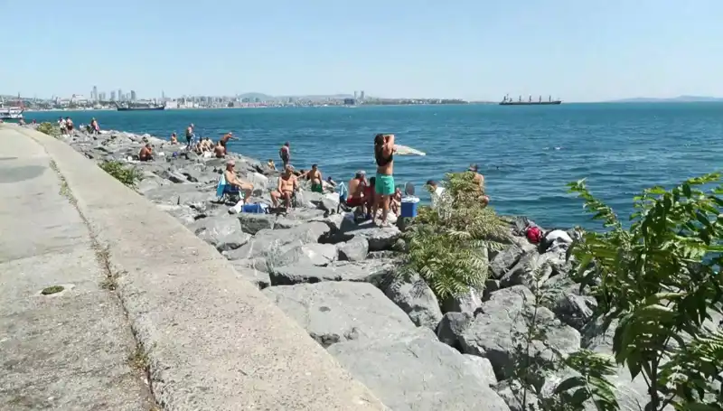 İstanbul'da Hava Isındı: Sahil ve Parklar İnsanlarla Dolu