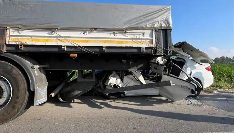 Sakarya'da Feci Kaza: Bir Kişi Hayatını Kaybetti, Çok Sayıda Yaralı Var