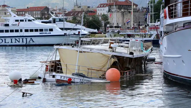 Hırvatistan’da Şiddetli Yağış ve Fırtına, Feribotun Çarptığı Gemi Battı
