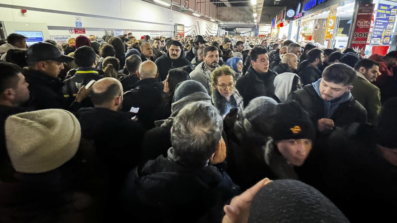 İstanbul'da Kar Yağışı Hayatı Etkiliyor