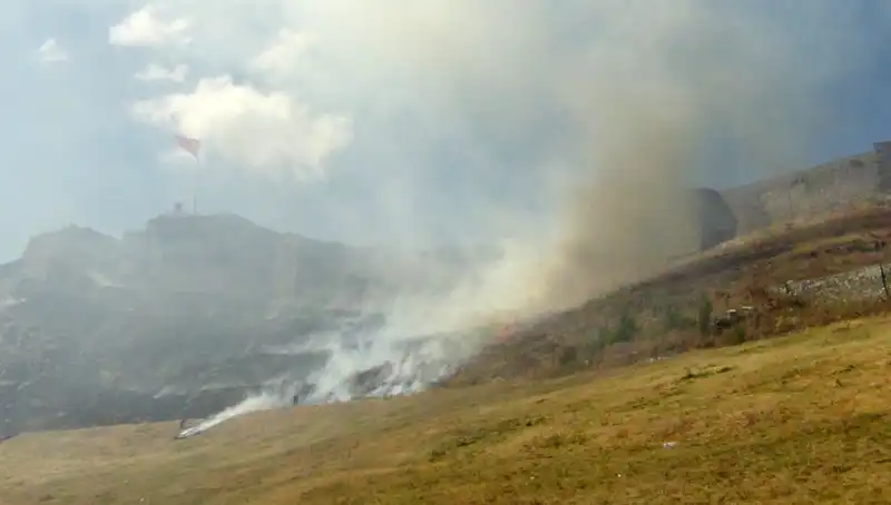 Kars Kalesi’nin Eteklerinde Korkutan Anız Yangını: Doğa Koruma Tehlikede mi?