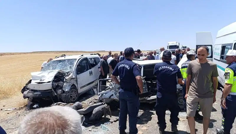 Korkunç Kaza: Otomobil ve Hafif Ticari Araç Çarpıştı, 4 Can Gitti