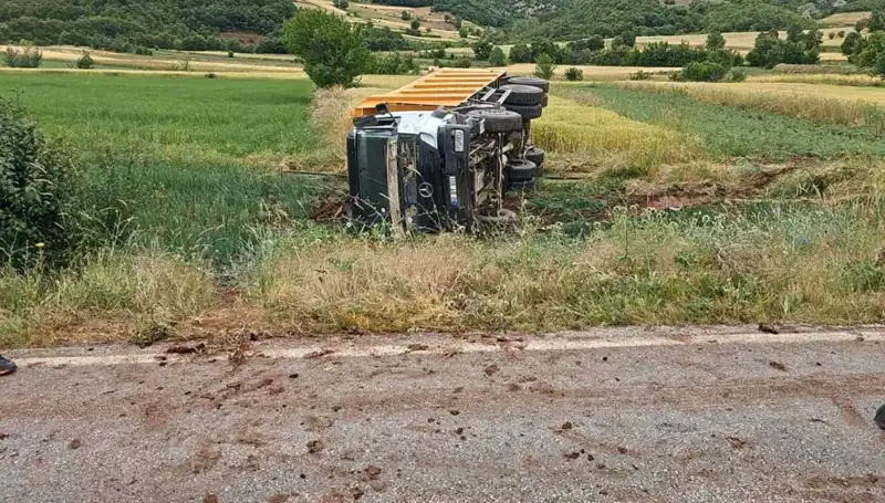 Tokat’ta Devrilen Kamyonun Şoförü Hayatını Kaybetti: Feci Kazanın Detayları Ortaya Çıktı