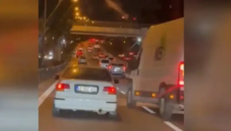 Tuzla'da Makas Terörü: Çarpıp Kaçan Sürücünün Yakalanması ile Gerilimi Tırmandı