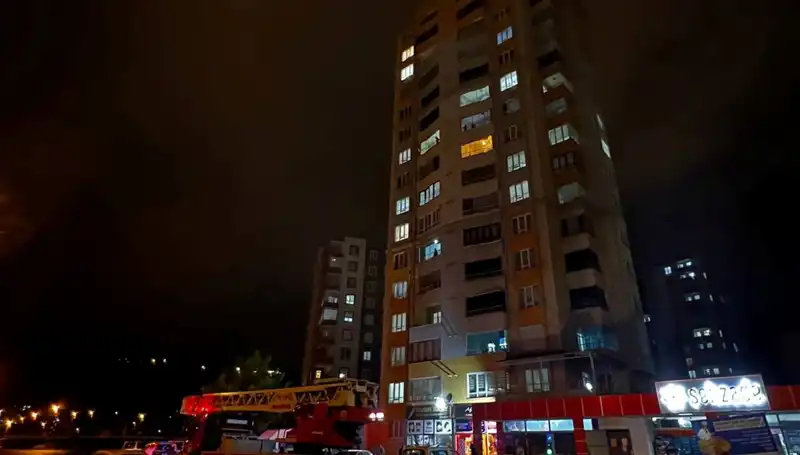 Aniden Yaşanan Felaket: Apartmanın Çatısına Yıldırım Düştü!