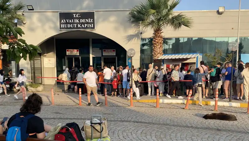 Bayramda Midilli Adası’na Yapılan Akın: Tatilciler Cenneti Keşfetti