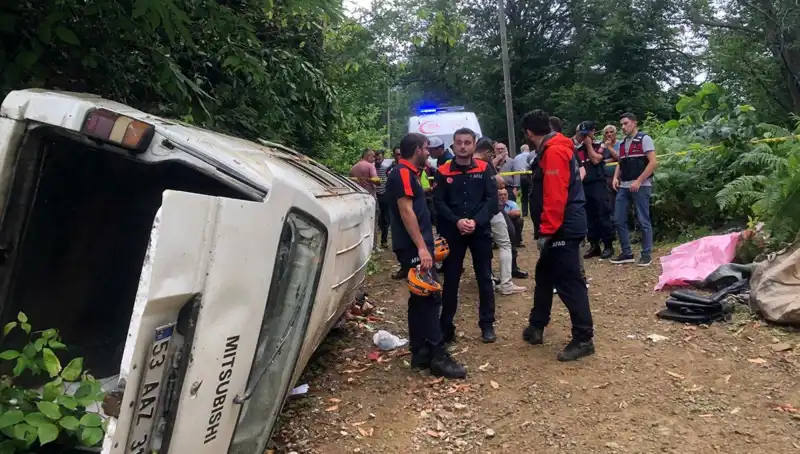 Rize'de Yamaçtan Yuvarlanan Minibüs Faciası: İki Kişi Hayatını Kaybetti