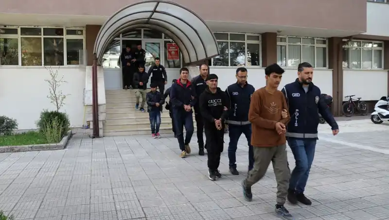 Düzensiz Göçmenlerin Peşinde: İki İlde 21 Göçmen Yakalandı
