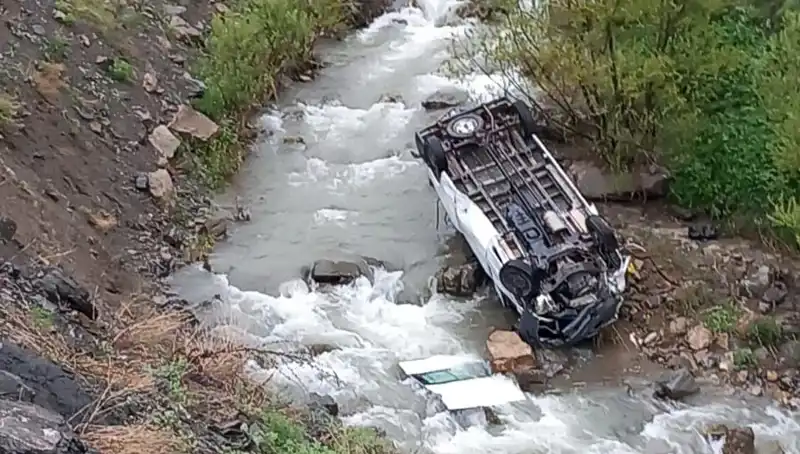 Hakkari'de Minibüs Devrildi: Can Pazarı ve Hayat Mücadelesi