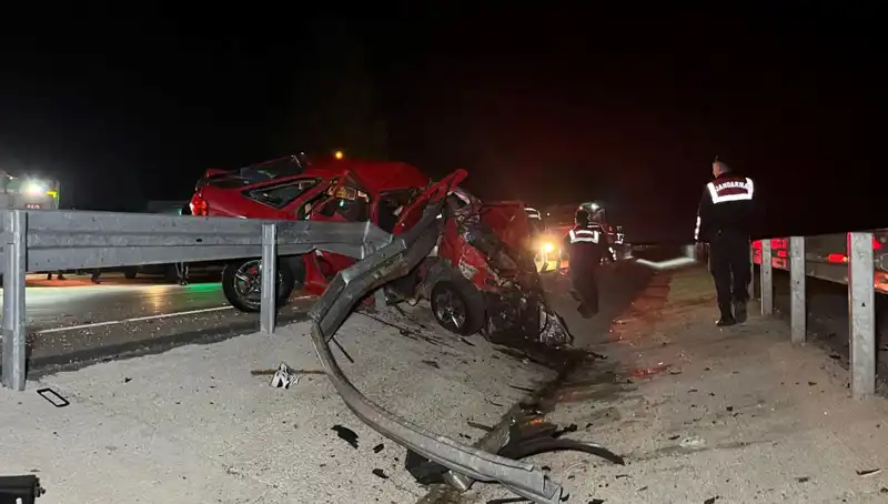 Bariyerlere Çarpan Otomobil Kaza Yeri Dehşetini Yaşattı: 2 Can Kaybı