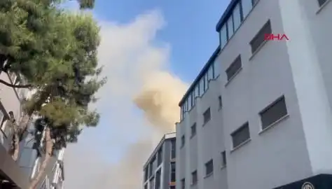 İstanbul'un İş Merkezinde Korkutan Yangın: Ekipler Müdahaleye Devam Ediyor