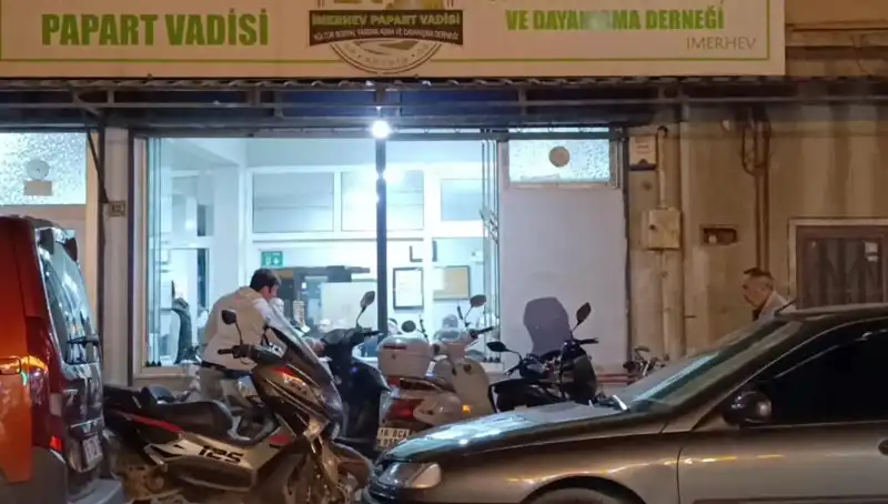 Yerel Sokakta Bıçaklı Kavga: Bir Kişi Hayati Tehlike Geçiriyor