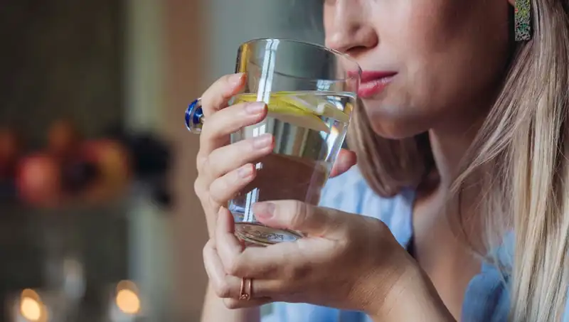 Harvardlı Uzmanın Çarpıcı Açıklaması: Limonlu Su Gerçekten Sağlıklı mı?