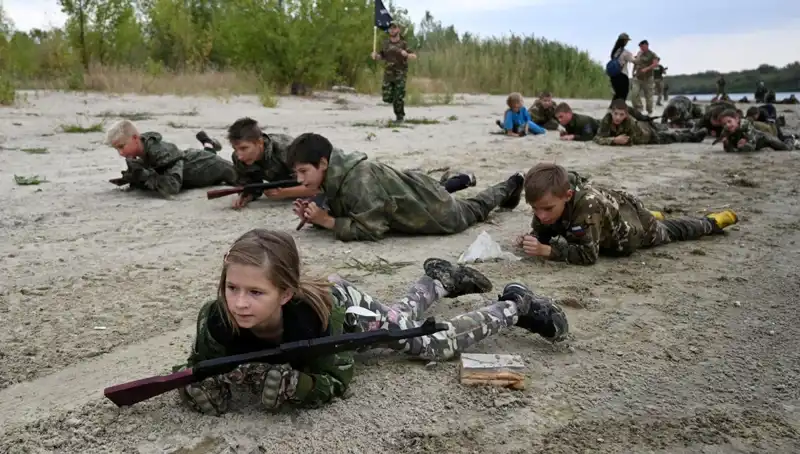 8 Yaşındaki Çocuk Savaşçıların Rusya'daki Askeri Eğitim Kampında Yaşadıkları