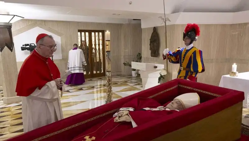 Papa'nın Tabutundaki Gizemli Fotoğraflar Ortaya Çıktı!