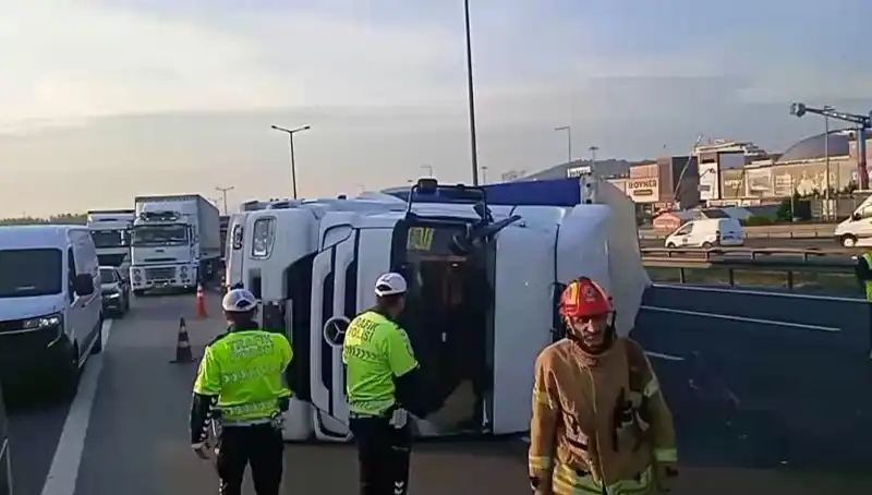 Pendik TEM Otoyolu'nda TIR Devrildi: İstanbul Yönünde Trajedi ve Yoğun Trafik
