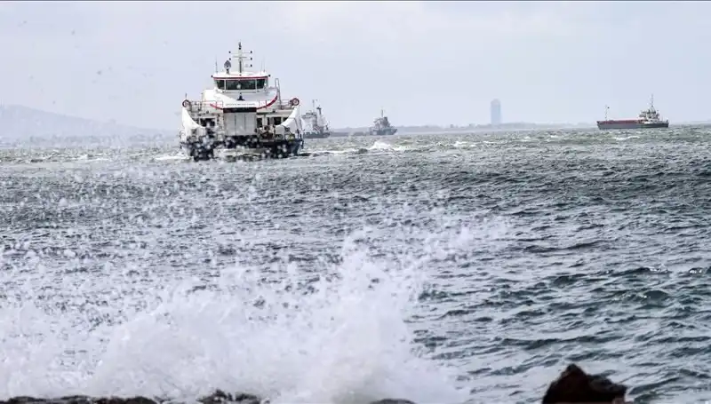 Fırtına İzmir'de Vapurları Durdurdu: Seferler İptal Mi Oldu?