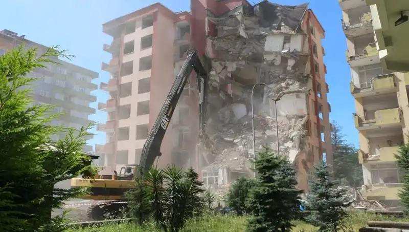 Dalgalar Deprem Gibi Yıktı: İki Bina Yıkım Kararı Alındı