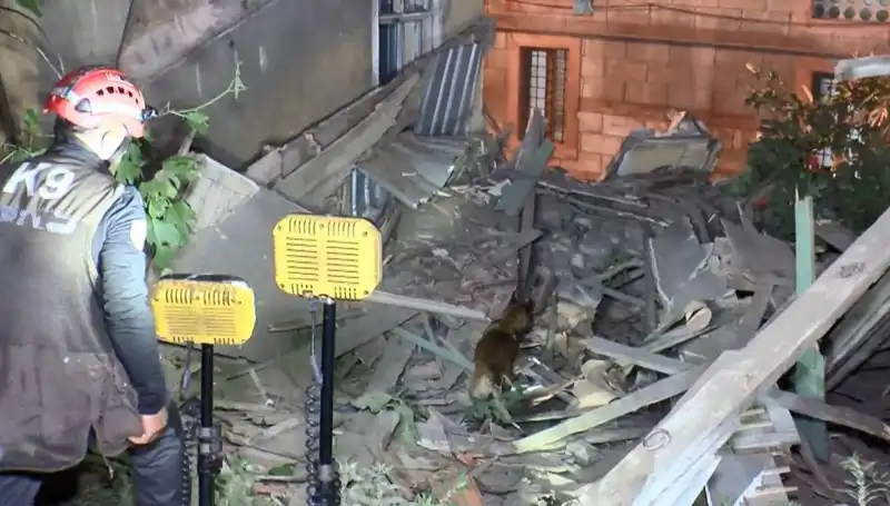 İstanbul'da Deprem Sonrası Çöken Bina: Nedenleri ve Yeni Önlemler