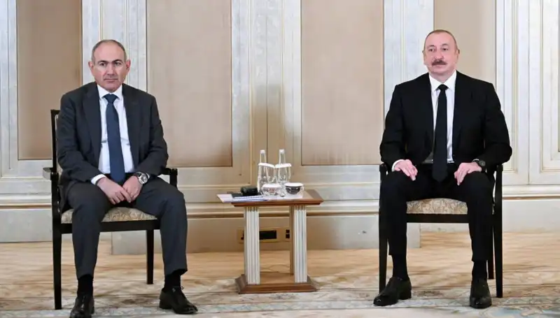 Aliyev ve Paşinyan, Abu Dabi’de Barışı Tartışmak Üzere Bir Araya Geldi