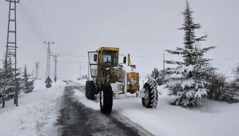 Kayseri'de Kış Kâbusu: Karla Kapanan Yollar Tekrar Hareketleniyor
