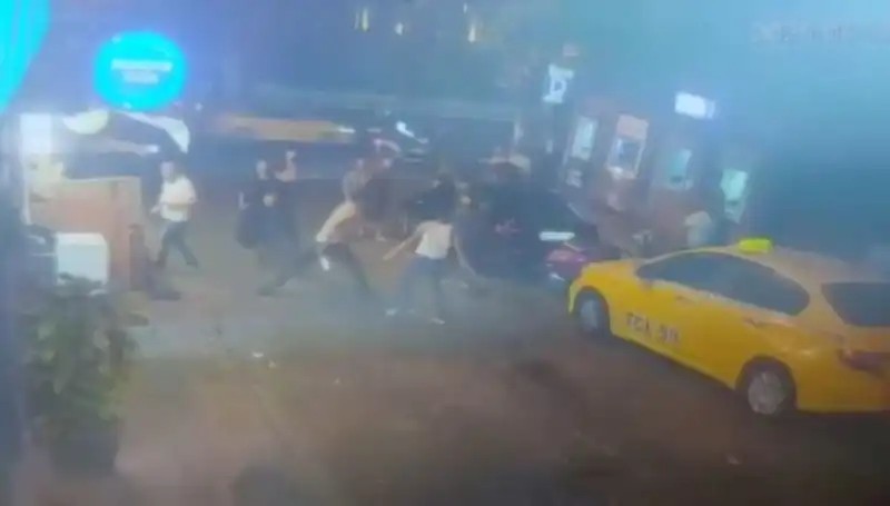 Beyoğlu'nda Trafik Kavgası: Laf Atma Nedeniyle Kanlı Çatışma!