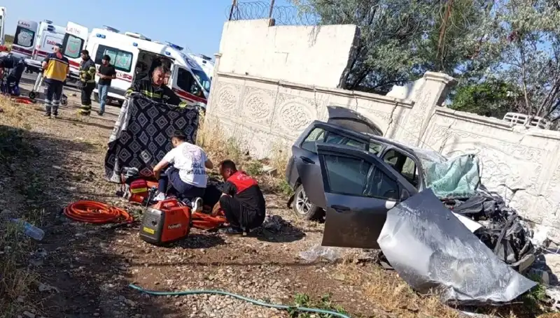 Lastiği Patlayan Araç İstinat Duvarına Çarptı: Korkunç Kaza Can Aldı