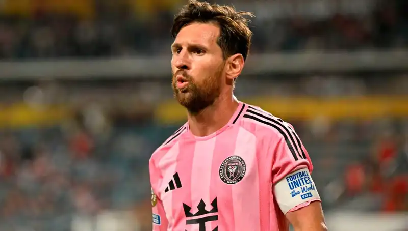 Messi'nin Debüt Maçında Duygusal Anlar ve Directten Dönen Şut!