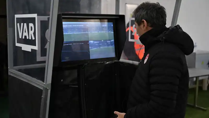 Konyaspor-Galatasaray Maçında VAR Yönetimi Piotr Lasyk'a Emanet Edildi!