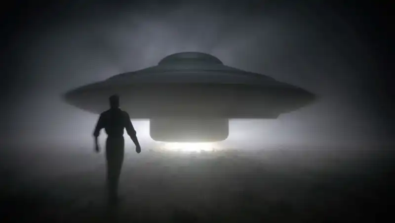 UFO Uzmanı Şok Eden Uyarıda Bulundu: "Uzaylılar Masum İnsanları Öldürüyor!"