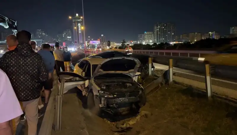 İki Otomobil Yol Ayrımındaki Boşluğa Düşerek Kazaya Karıştı