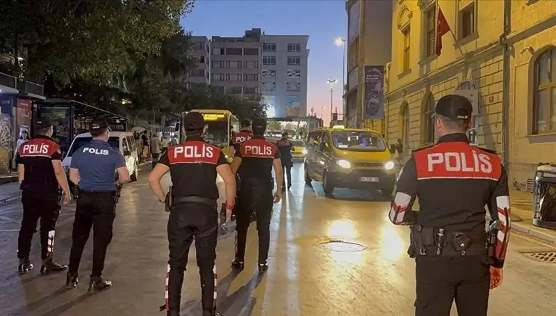 Megakentte Suçla Mücadele: 4 Saatte Yüzlerce Gözaltı Operasyonu