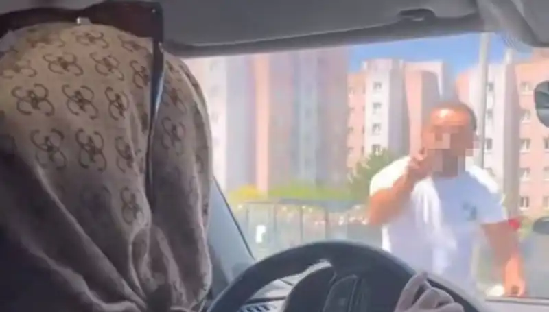 Trafikteki Dehşet Anları: Önünü Kesti, Camını Yumrukladı!